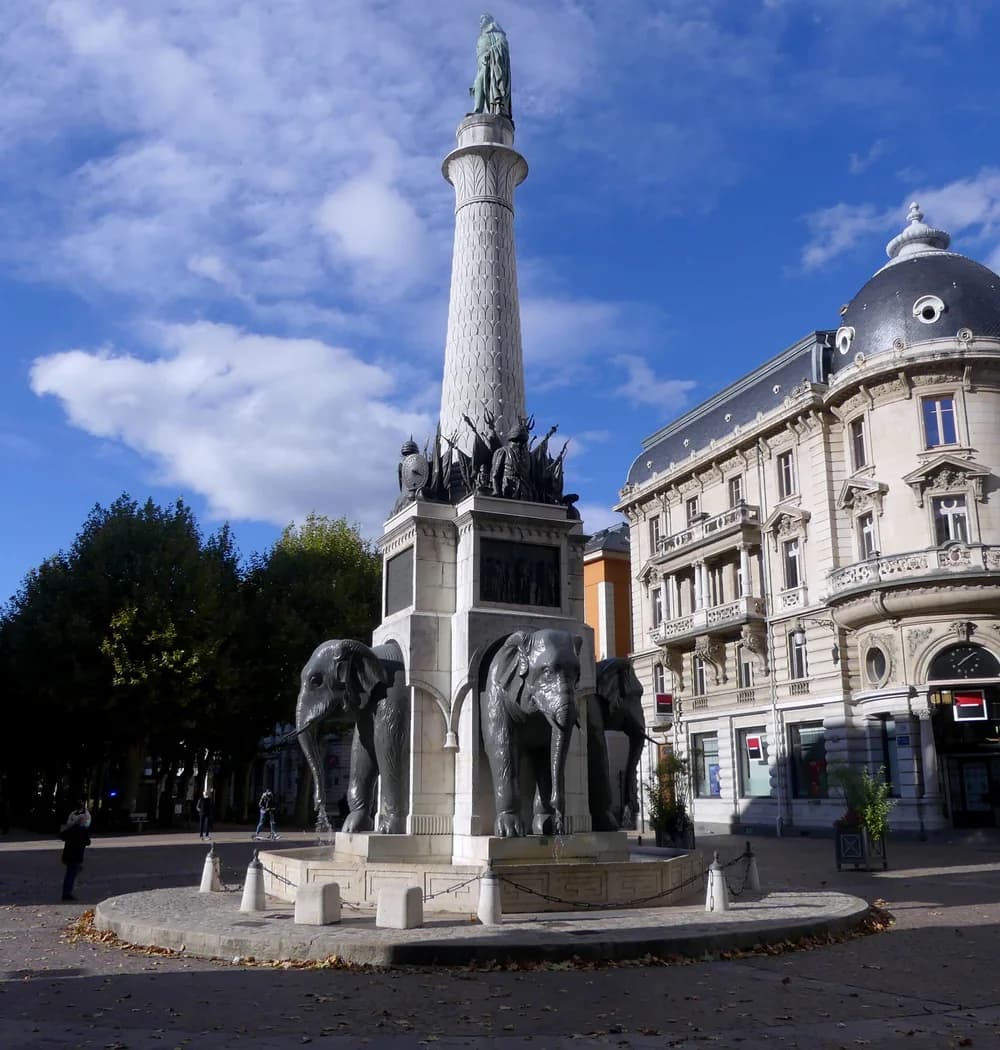 Fontaine des Éléphants et centre historique de Chambéry avec les massifs savoyards